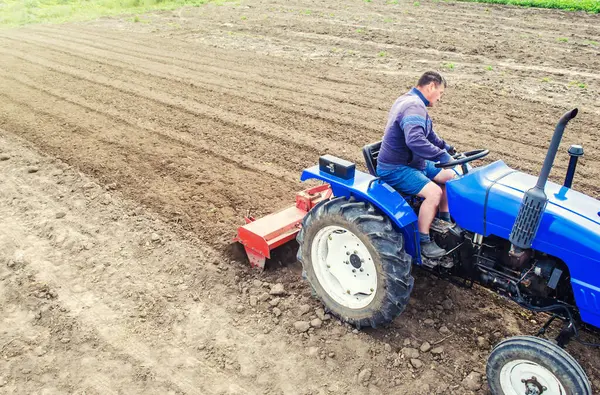Traktördeki Bir Çiftçi Bir Çiftlik Arazisi Yetiştirir Toprağı Öğütmek Gevşetmek — Stok fotoğraf