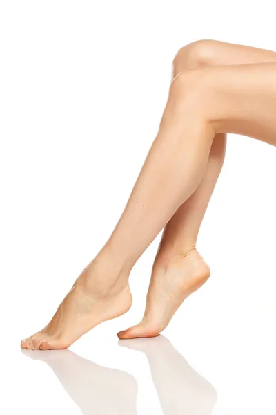 白い背景の上の美しい女性の足 — ストック写真