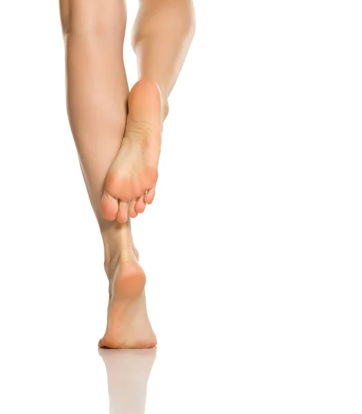 白い背景の上の美しい女性の足 — ストック写真