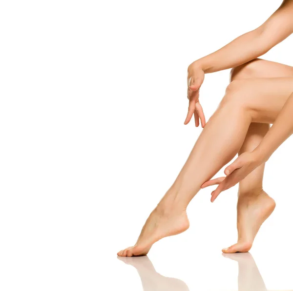 Kobieta Dotykając Jej Pięknie Zadbane Nogi — Zdjęcie stockowe