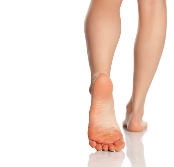 Güzel Kadın Bacaklar Beyaz Zemin Üzerine — Stok fotoğraf