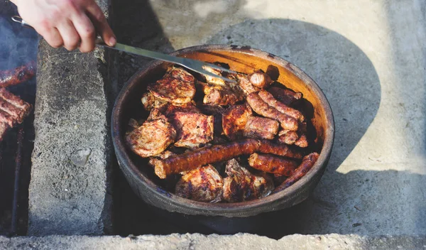 Barbecue Grilled Meat Big Clay Bowl — Stock Photo, Image