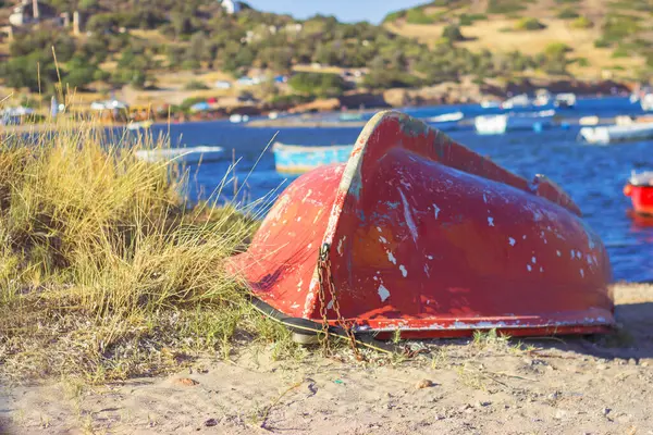 Старий Червоний Човен Узбережжі Марини — стокове фото