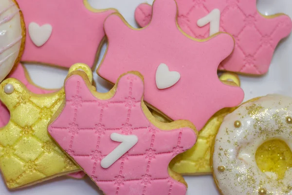 Första Födelsedagen Kungliga Glasyr Cookies Rosa Och Gyllene Krona Form — Stockfoto