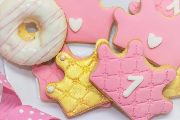 最初の誕生日ロイヤルアイシングクッキー ピンクとゴールデンクラウンの形 — ストック写真