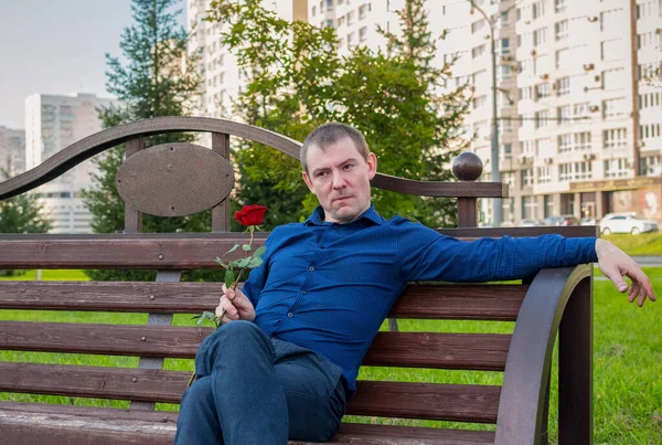 Trauriger Mann Sitzt Mit Einer Rose Der Hand Auf Einer — Stockfoto