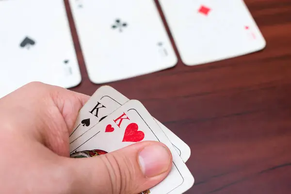 扑克游戏中很好的组合 两个王牌 三个王牌 满屋子牌 — 图库照片