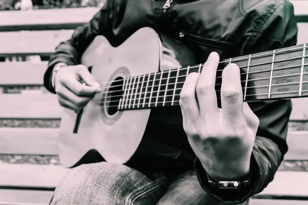 Nahaufnahme Des Fingerboards Der Gitarre Und Der Finger Des Musikers — Stockfoto