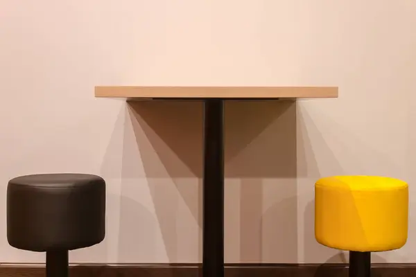 Masa Sandalyeler Gölgeler Duvardan Açık Renk Yataklara Doğru Düşüyorlar — Stok fotoğraf