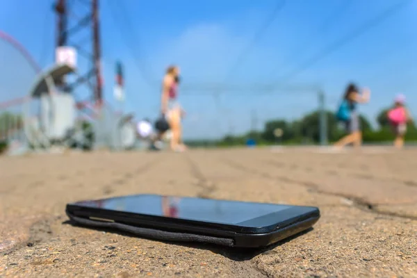 Smarrito Vecchio Smartphone Trova Sulla Strada Parco Pubblico Mezzo Alla — Foto Stock