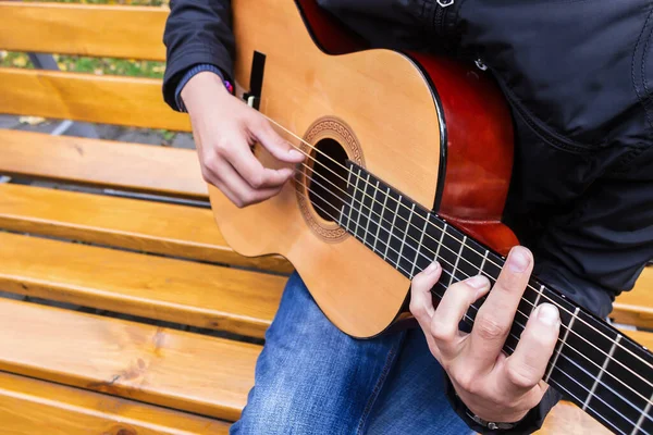 Banktaki Müzisyen Gitar Çalar — Stok fotoğraf