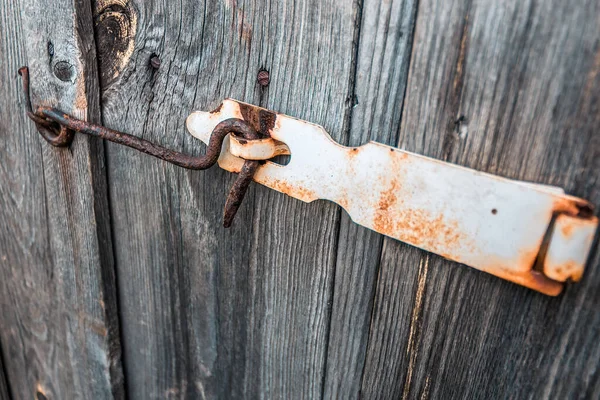 古いと錆びたフックロック古い乾燥木製の納屋のドア — ストック写真