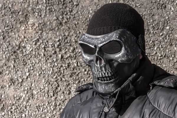ストリート犯罪者の死のマスクとニット帽 — ストック写真