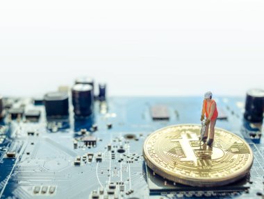 Minyatür bitcoin madencisi konsepti