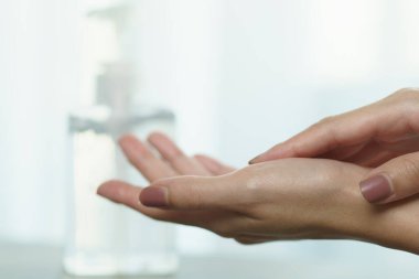 El dezenfektanı jel pompası kullanan kadın elleri.. 