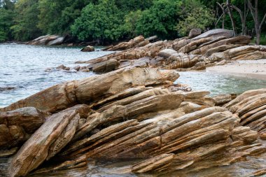 Okyanusla birlikte boş bir uçurum kenarında..