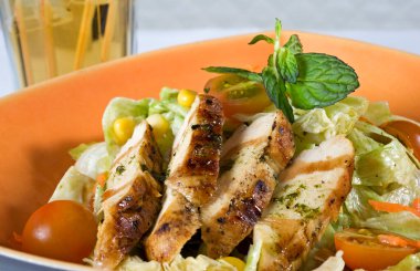 Üçgen tabakta tavuk salatası.