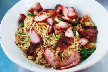 Yumurtalı erişte ve kırmızı domuz rostosu