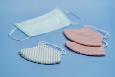 Yüz maskeleri ya da virüs yaymak için koruyucu raspiratuar maskeleri 