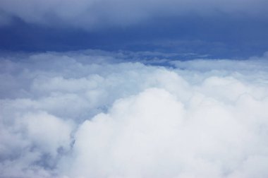 Bulutların üstünde manzaralı manzara