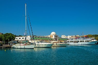 Şehrin güzel manzarası Rhodos. yatlar ve tekneler.