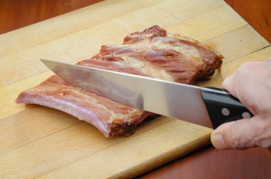 Tütsülenmiş domuz kaburgası, kapat. 