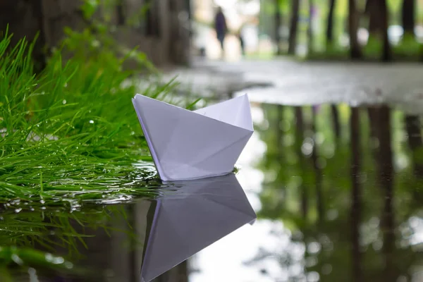 Kağıt Tekne Şehrin Sokakları Arasındaki Sağanak Yağmurdan Sonra Derede Yüzüyor — Stok fotoğraf