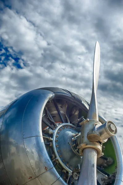老式飞机发动机和螺旋桨 — 图库照片
