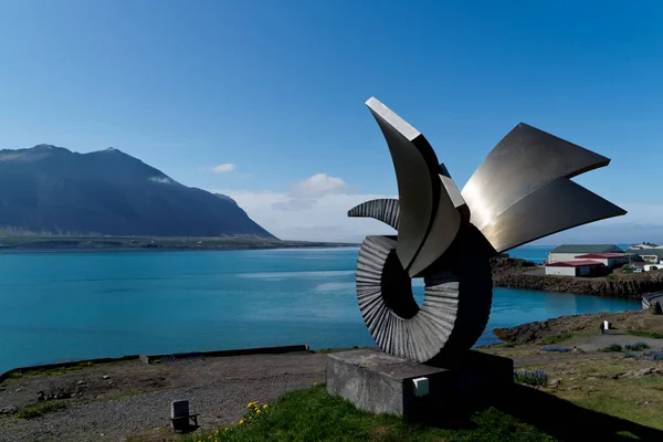 ボルガネスのアイスランドの街の記念碑 — ストック写真