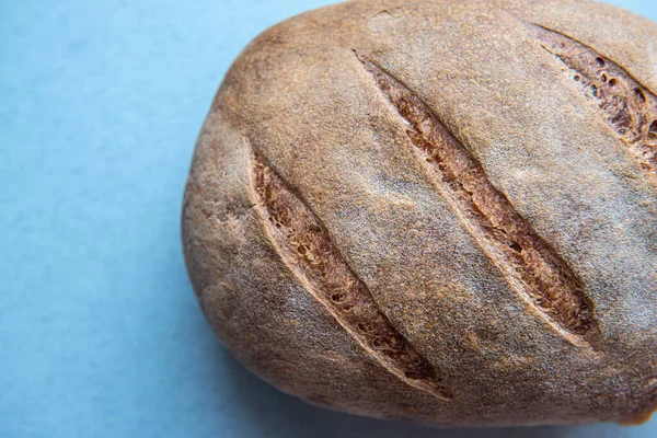 Świeżo Pieczony Chleb Izolowany Niebieskim Tle Widok Góry — Zdjęcie stockowe
