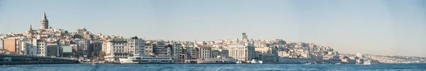 在土耳其伊斯坦布尔和博斯普鲁斯海峡城市景观 — 图库照片