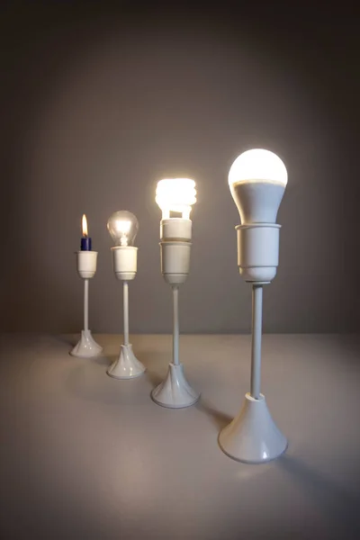 電球を間近に見ながら照明の進化 — ストック写真