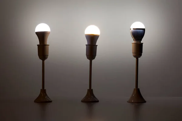 電球を間近に見ながら照明の進化 — ストック写真