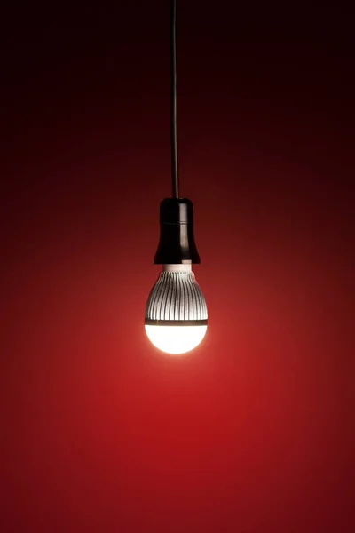 Led Lampe Auf Rotem Hintergrund — Stockfoto