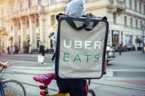 Uber Come Motorista Bicicleta Entrega Alimentos — Fotografia de Stock