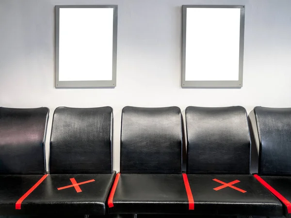 Schwarze Stühle Mit Roten Kreuzaufklebern Und Weißer Plakatwand Der Wand — Stockfoto