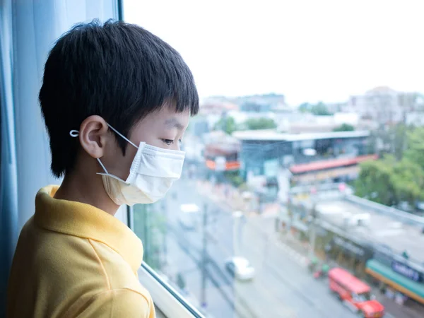 Yüz Maskesi Takan Asyalı Çocuk Pencereden Bakıyor Kavramında Kal — Stok fotoğraf