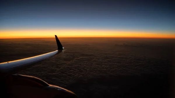 Βραδινό Ουρανό Λυκόφως Θέα Στον Ορίζοντα Από Αεροπλάνο Παράθυρο — Φωτογραφία Αρχείου