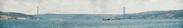 Duży Wiszący Most Nad Rzeką — Zdjęcie stockowe