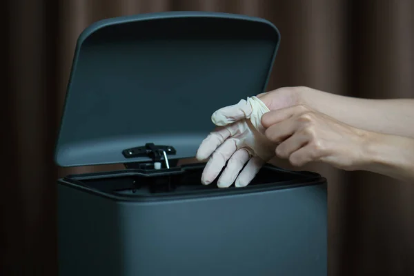 Kullanılmış Kirli Ameliyat Eldivenlerini Çöp Kutusuna Koyuyorlar — Stok fotoğraf