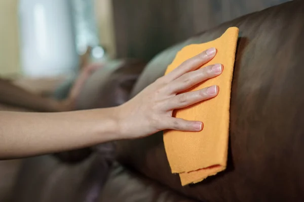 女用手清洁沙发消毒剂治疗电晕病毒或Covid — 图库照片