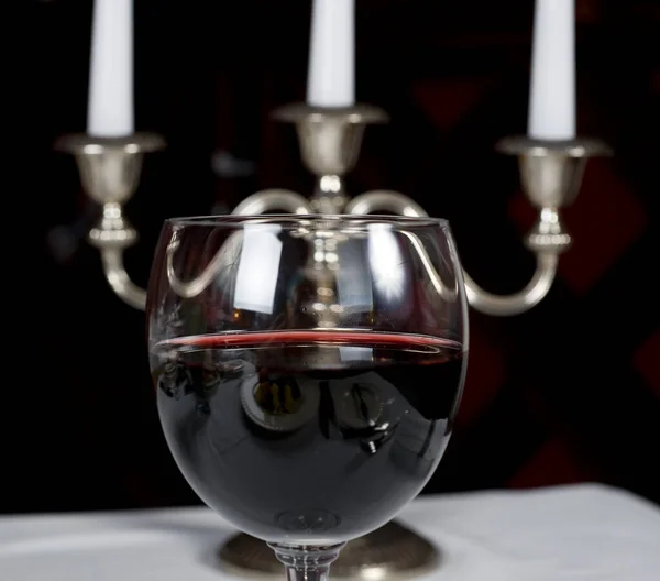 Rotwein Und Kerzen Auf Einem Tisch — Stockfoto