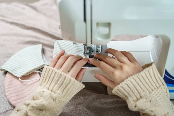 フェイスマスクを縫うためにミシンを使用して女性の手の閉鎖 — ストック写真
