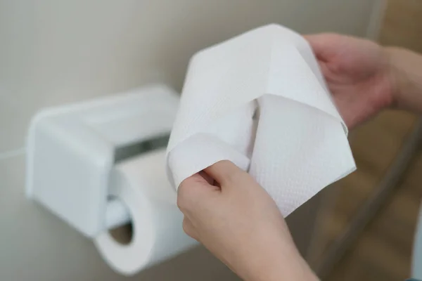 Hand Zieht Eine Rolle Toilettenpapier — Stockfoto