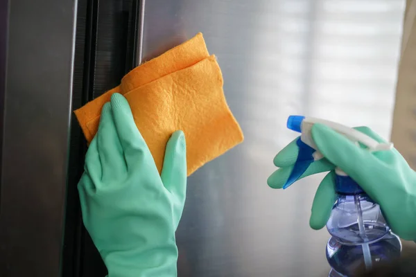 Γυναικεία Χέρια Από Καουτσούκ Πράσινα Γάντια Καθαρισμού Του Ψυγείου — Φωτογραφία Αρχείου
