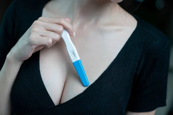 Female Hand Holding Negative Pregnancy Test Pregnant — Stock Photo, Image