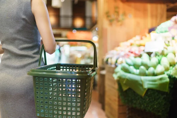 Mujer Compras Supermercado Con Cesta Compra — Foto de Stock