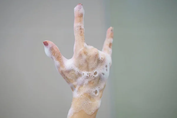 Mão Com Espuma Macia Bolha Sabão Está Mostrando Amo — Fotografia de Stock
