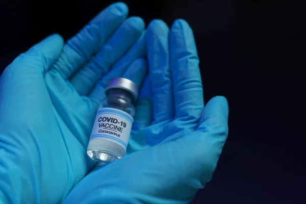 Mãos Luvas Azuis Segurando Vacina Seringa Injetável — Fotografia de Stock
