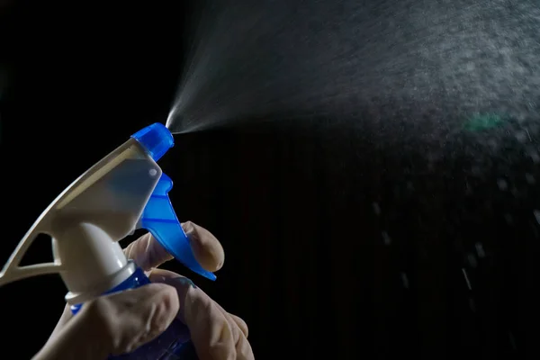 Mulher Com Nevoeiro Azul Pulverizando Desinfetante Para Parar Espalhar — Fotografia de Stock